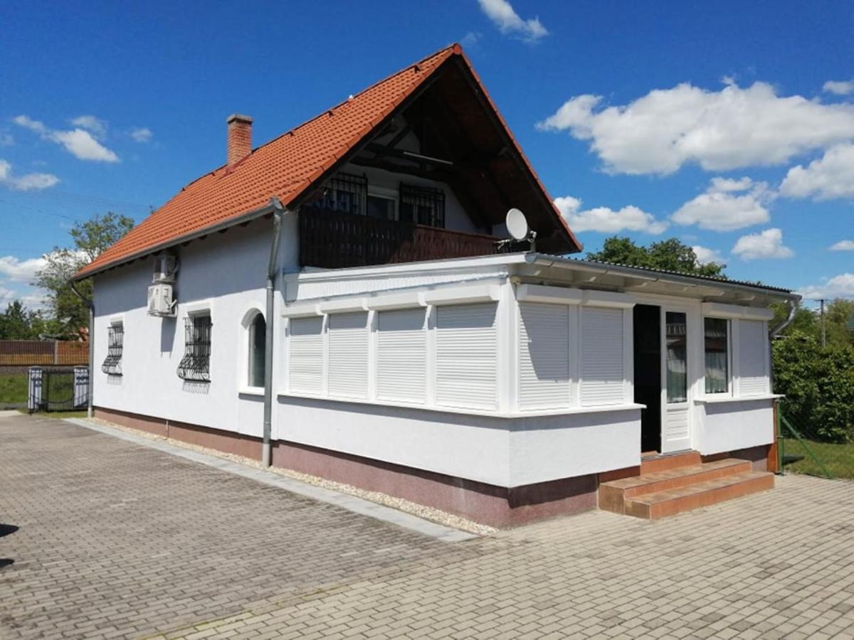 Schoenes Ferienhaus Mit Grossen Pool 250 M Vom Balaton Balatonmáriafürdő Exterior foto