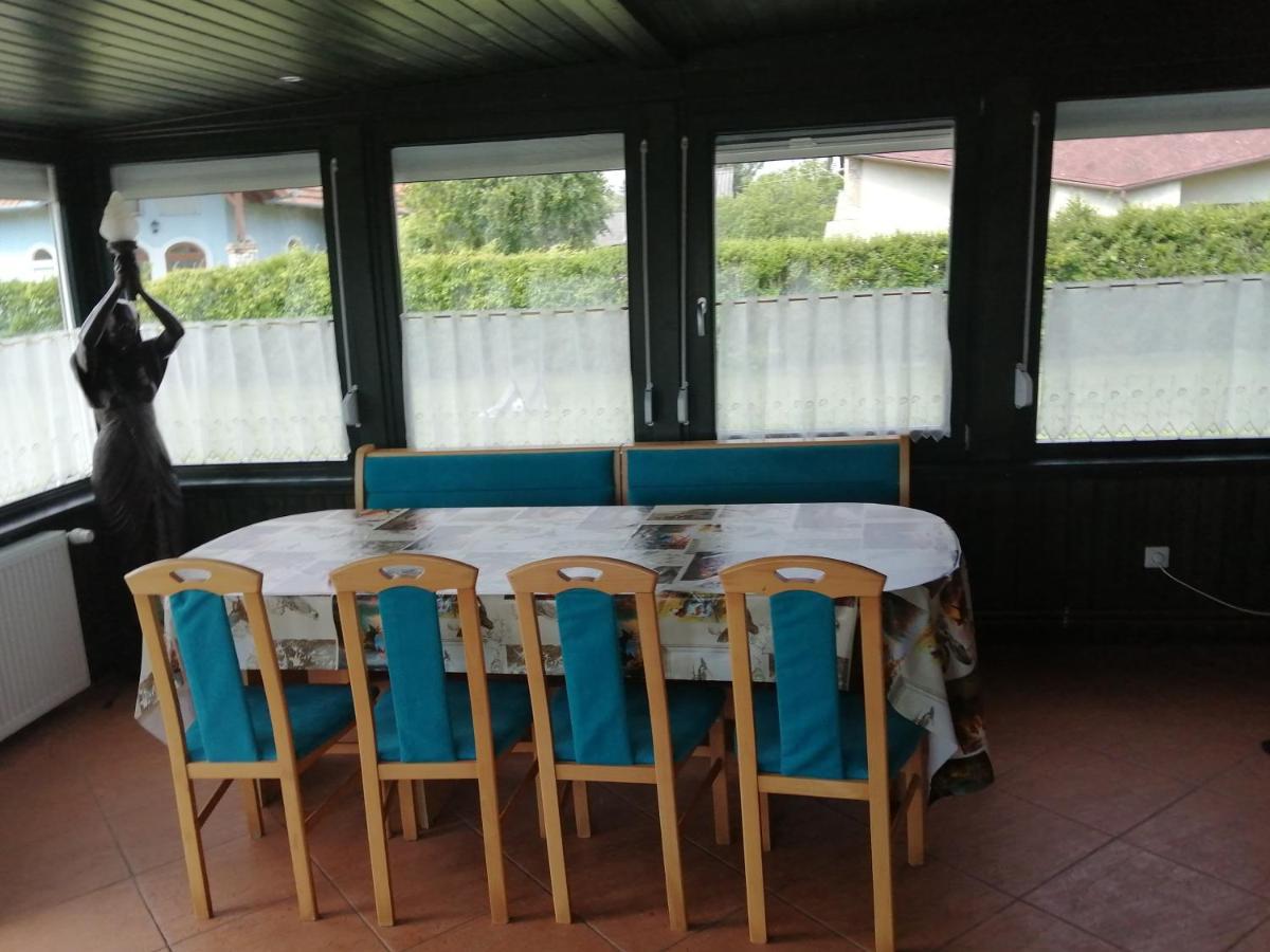 Schoenes Ferienhaus Mit Grossen Pool 250 M Vom Balaton Balatonmáriafürdő Exterior foto